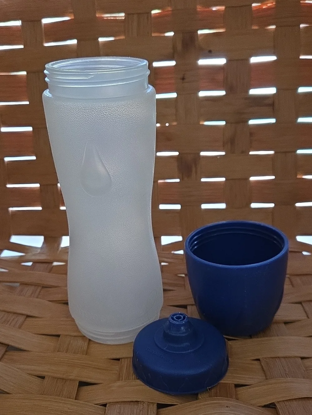 Tupperware Snack/CUP/WATER HOLDER. 